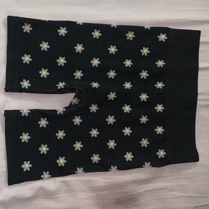 Stretchy athletic black shorts with daisies 🌼